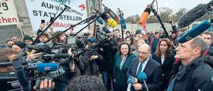 Protest vor dem Bundestag. SPD-Chef Schulz und SPD-Fraktionsvorsitzende Nahles empfingen Siemens-Mitarbeiter. 