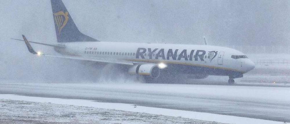 Landung im Schnee. Ein Ryanair-Flugzeug in Frankfurt am Main. 