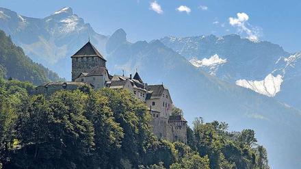 Reine Luft. Das Fürstentum – hier das Schloss in Vaduz – hat sein Image gewandelt. Statt Reichen beim Steuerhinterziehen zu helfen, bemüht man sich jetzt um Finanz-Start-ups und Industriearbeitsplätze. Foto: Fabrice Coffrini/AFP