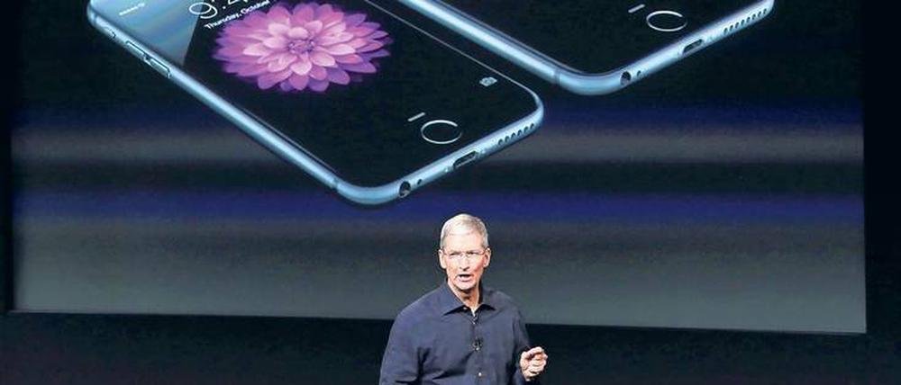 Lücke im Apfel. Auch Apple-Geräte wie das iPhone sind vom Sicherheitsleck bei Prozessoren betroffen. Dem kalifornischen Konzern zufolge ist bisher aber kein Fall bekannt, in dem Hacker die Lücken ausnutzten. 