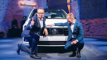 Hoffnungsträger. Nordamerika-Chef Hinrich Woebcken und VW-Markenchef Diess (r.) mit dem neuen Jetta. 
