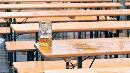 Leere Tische. Vor 30 Jahren trank noch mehr als jeder zweite 18- bis 25-Jährige mindestens einmal in der Woche Alkohol. Im vergangenen Jahr trank nur noch jeder dritte junge Erwachsene regelmäßig. 