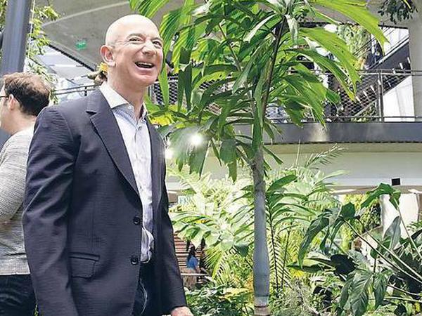 Amazon-Chef Jeff Bezos hat trotz der Softwareprobleme gut lachen. Er führt die Liste der reichsten Menschen der Welt an. 