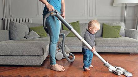Hausarbeit ist auch Arbeit. Die Kindererziehung wird bei der Rente berücksichtigt. 