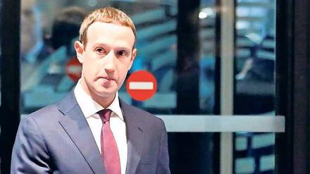 Glimpflich davongekommen. Facebook-Chef Zuckerberg auf dem Weg zur Anhörung des EU-Parlaments vorige Woche. Auch dort gab es kaum neue Antworten. 