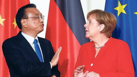 Zeichensprache. Chinas Ministerpräsident Li Keqiang verspricht mehr Investitionen, Bundeskanzlerin Angela Merkel fordert einen besseren Marktzugang für deutsche Unternehmen.