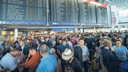 Massenphänomen. Sicherheitspannen betreffen schnell Tausende Passagiere – wie hier am Dienstag in Frankfurt. 