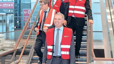 Was gibt’s da zu lachen? Zumindest Lufthansa-Chef Carsten Spohr scheint der Spaziergang seines Vorstandes über den Flughafen BER etwas Spaß gemacht zu haben.