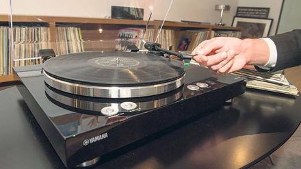 Alles anders. Yamahas neuer Plattenspieler Musiccast Vinyl 500 ist nicht nur ein Vinylrotierer, sondern eine vernetzte Musikzentrale mit Streamingoptionen. Foto: Robert Günther/dpa