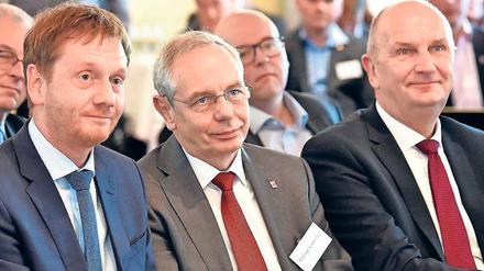 Ein bisschen lächeln für die Kohle: Die Ministerpräsidenten Michael Kretschmer (Sachsen, links) und Dietmar Woidke (Brandenburg, rechts) hoffen ebenso wie Gewerkschaftschef Michael Vassiliadis von der IG BCE auf einen langwierigen Ausstieg.