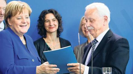 Übergabe. Angela Merkel nahm am Donnerstag den Bericht des NKR-Vorsitzenden Johannes Ludewig entgegen.
