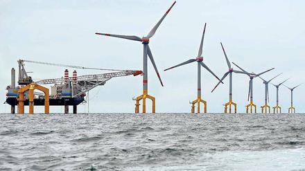 Sündenbock Offshore-Windkraft. Windräder auf hoher See erzeugen, anders als an Land, relativ stetig Energie. Die Installation der Anlagen – wie hier in der Nordsee – erfordert Milliardeninvestitionen. Diese tragen die privaten Stromkunden.