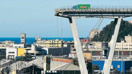 Doppelt getroffen. Nach dem Einsturz der wichtigen Autobahnbrücke im August richteten in den vergangenen Tagen heftige Stürme große Schäden im Hafen der italienischen Stadt Genua an.