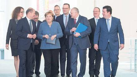 Meckern mit Merkel. Die Sachverständigen überreichten der Kanzlerin am Mittwoch ihren Katalog mit Forderungen. 