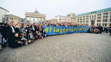 Kulisse Brandenburger Tor. Die Teilnehmerinnen und Teilnehmer der Diversity-Konferenz posierten am Freitag fürs Gruppenfoto mit Bundesarbeitsminister Hubertus Heil (SPD). 