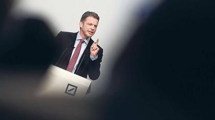 Viel Schatten liegt auf dem Geschäft der Deutschen Bank. Der Vorstandsvorsitzende Christian Sewing ist im April mit viel Vorschusslorbeeren im Amt gestartet - und muss nun eine der größten Krisen des Unternehmens meistern. 