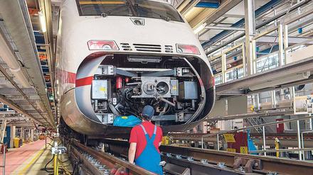 Reparaturbetrieb Deutsche Bahn. In den Werkstätten des Konzerns soll das Personal aufgestockt werden, damit defekte Züge schneller wieder auf die Gleise kommen. Engpässe beim „rollenden Material“ führen regelmäßig zu Verzögerungen und Ausfällen. 