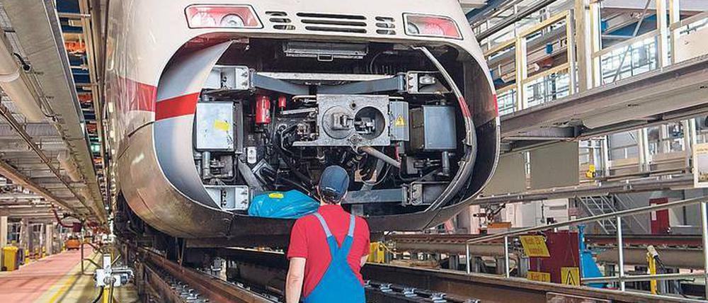 Reparaturbetrieb Deutsche Bahn. In den Werkstätten des Konzerns soll das Personal aufgestockt werden, damit defekte Züge schneller wieder auf die Gleise kommen. Engpässe beim „rollenden Material“ führen regelmäßig zu Verzögerungen und Ausfällen. 