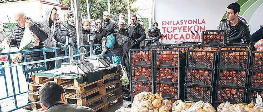 Ein paar Stunden in der Schlange stehen müssen die Türken, wenn sie subventioniertes Obst und Gemüse kaufen wollen. 
