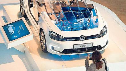Nicht nur Autoschau: In der Dresdner Manufaktur zeigt VW neue Technologien wie hier im Golf und baut aber auch Elektrofahrzeuge der neuen I.D.-Serie. 