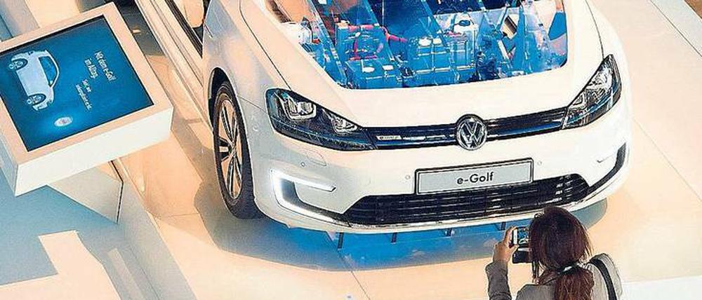 Nicht nur Autoschau: In der Dresdner Manufaktur zeigt VW neue Technologien wie hier im Golf und baut aber auch Elektrofahrzeuge der neuen I.D.-Serie. 