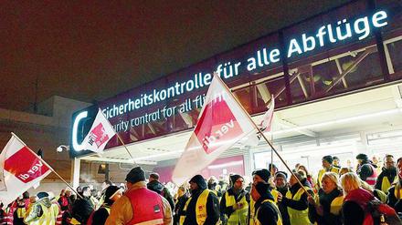 Unter anderem in Schönefeld wurde der Flugbetrieb massiv gestört, als Anfang Januar das Sicherheitspersonal für mehr Geld streikte. Gefordert wurden 20 Euro Stundenlohn, am Ende stand ein Tarifkompromiss mit 19 Euro ab 2021. 