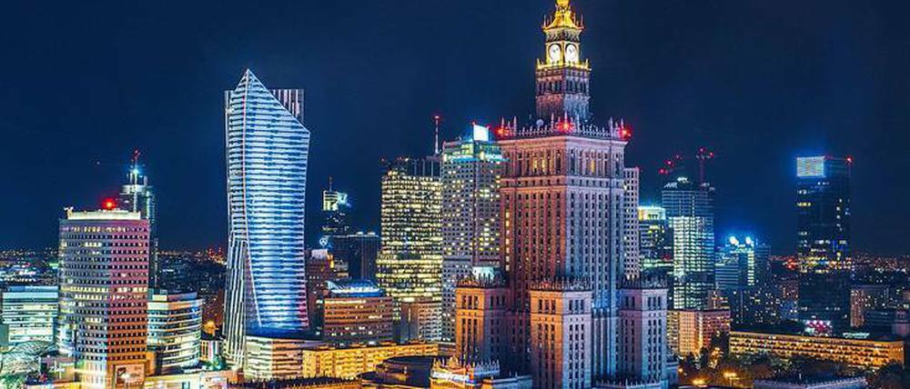 An der Skyline Warschaus ist der wirtschaftliche Aufschwung seit 1990 unübersehbar. Rund um den Kulturpalast im Stil des sowjetischen Klassizismus wachsen Hochhäuser in den Himmel.