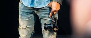 Wie ein Accessoire inszeniert Leica seine Kameras gerne. Vor allem in Asien ist die Marke damit erfolgreich. 