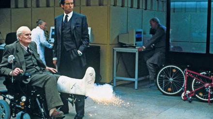 Funktioniert. In dem 007-Film „Golden Eye“ überprüfen James Bond (Pierce Brosnan, rechts) und Q (Desmond Llewelyn) die Feuerkraft eines angeblichen Gipsbeins. Derartige Übungen wird es vermutlich beim BND nicht geben. 