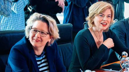 Noch lachen sie. Svenja Schulze (SPD, l.) und Julia Klöckner (CDU) wollen vermeiden, dass Deutschland Strafe für zu viel Gülle zahlen muss.