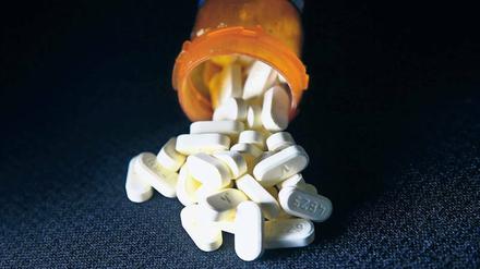 Tödliche Pillen. Opioide wurden in den USA seit den 1990er Jahren von der Pharmaindustrie als harmlose Schmerzmittel beworben und verkauft.  