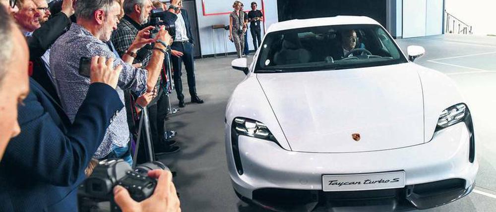 Weltpremiere im brandenburgischen Neuhardenberg. Der Porsche Taycan ist dort am Mittwoch der Öffentlichkeit präsentiert worden. Das reine Elektromodell feierte auf drei Kontinenten gleichzeitig Weltpremiere – neben Europa in Amerika und Asien. 