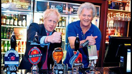 An den Zapfhähnen: Großbritanniens Premierminister Boris Johnson und Pubbetreiber Tim Martin. 