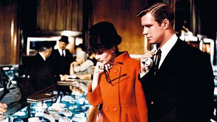 Verführerisch. Mit ihrem Nachbarn Paul (George Peppard) betrachtet Holly (Audrey Hepburn) die glitzernden Auslagen bei Tiffany.