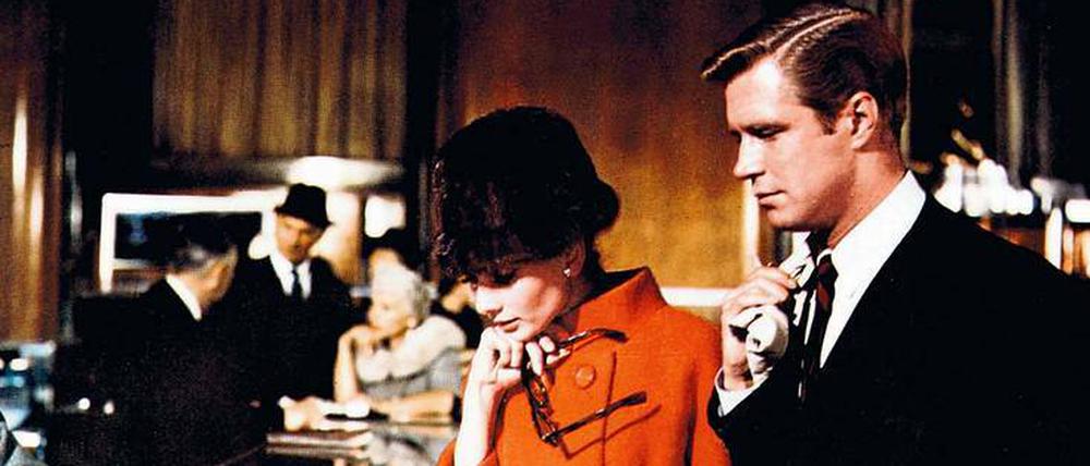 Verführerisch. Mit ihrem Nachbarn Paul (George Peppard) betrachtet Holly (Audrey Hepburn) die glitzernden Auslagen bei Tiffany.
