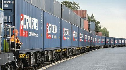 Neue Seidenstraße. Ein langer chinesischer Güterzug fährt von China nach Europa durch.