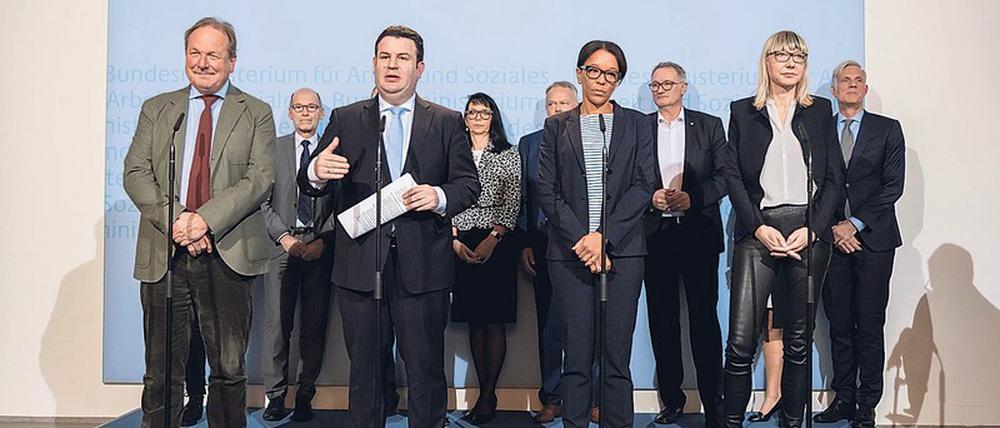 Impulse für die Arbeit. Minister Heil und seine Experten, darunter Siemens-Vorstandsmitglied Janina Kugel (zweite von rechts) und Ex-Verdi-Chef Frank Bsirske (links).