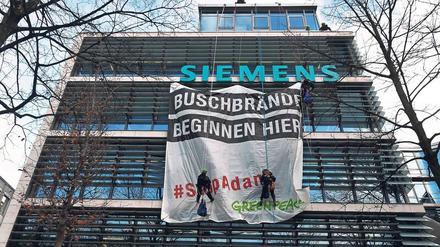 Abgeseilt. Am Dienstag hat Greenpeace das Dach der Siemenszentrale besetzt und ein Transparent entrollt.