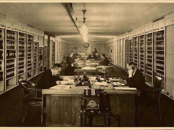 Banker im Wertpapier-Tresor der Commerzbank in Berlin 1928.