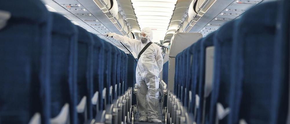 Vorsorge. Ein Mitarbeiter versprüht Desinfektionsmittel in einer Maschine der Vietnam Airlines am Flughafen Noi Bai in Hanoi.