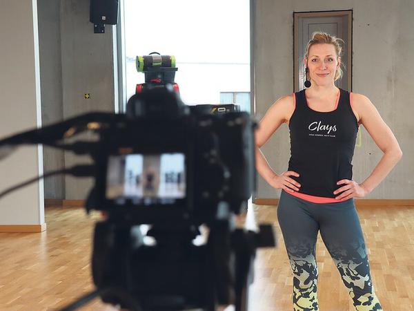 Yoga auf Youtube: Anne vom Berliner Sportstudio Clays.