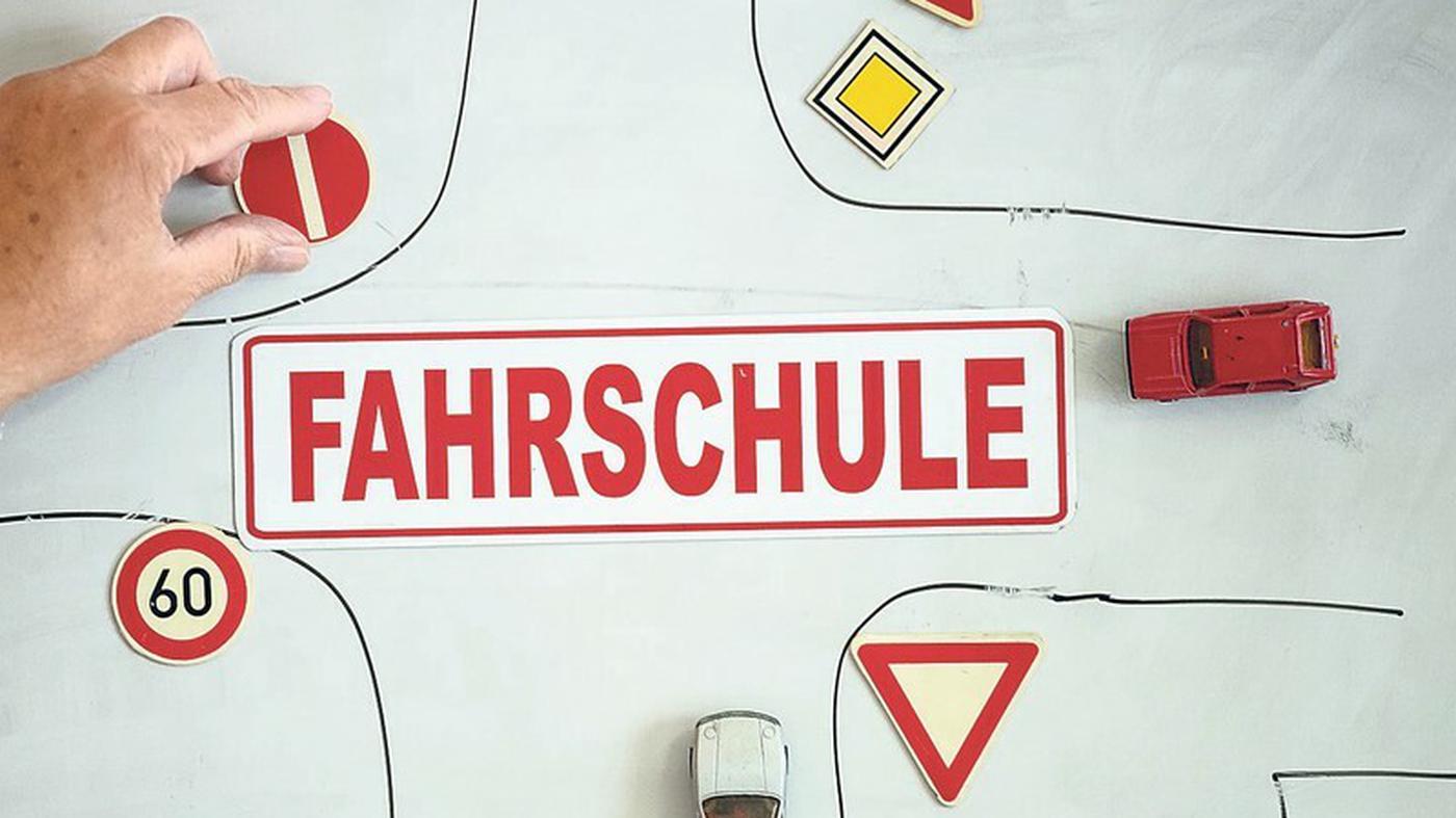 Fahrschule In Der Nähe Jetzt Geöffnet Wegen Coronavirus: Bieten Fahrschulen Theorie-Stunden bald online an?