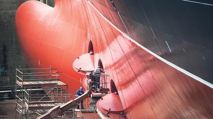 Schweißer und Schrauber arbeiten am Rumpf der „Queen Mary 2“ im Trockendock bei Blohm &amp; Voss in Hamburg. Der Schiffbau hat sich hierzulande in den vergangenen fünf Jahren prächtig entwickelt und bietet inzwischen mehr als 100 000 Arbeitsplätze an den Küsten und an der Ems. 