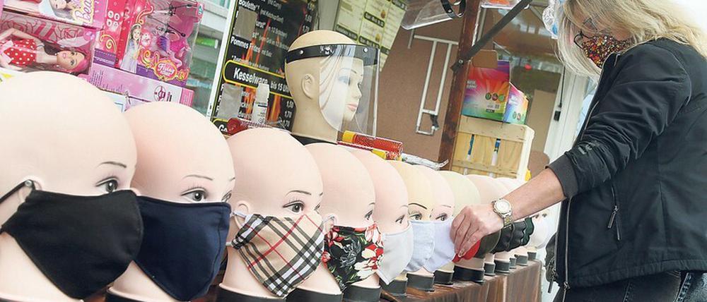 Stoffmasken im Überfluss werden derzeit auf Wochenmärkten angeboten.