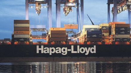 Im Sparmodus. Hapag-Lloyd gibt derzeit Charterschiffe, deren Verträge auslaufen, an die Besitzer zurück. Um Geld zu sparen, fahren die Containerriesen auch wieder um das Kap der Guten Hoffnung in Südafrika.