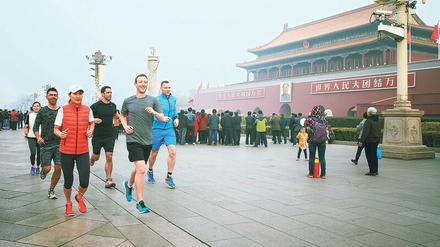 Facebook-Chef Mark Zuckerberg joggte 2016 werbewirksam durch Peking.