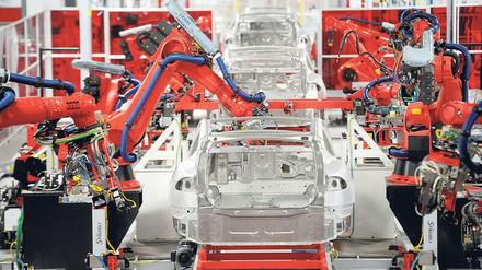Roboter müssen nicht schlafen. In der kalifornischen Tesla-Fabrik sind viele Teile der Produktion automatisiert. 