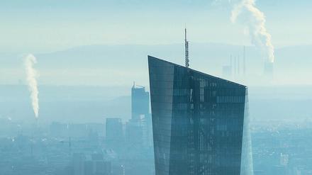 Im morgendlichen Smog. Der Sitz der EZB in Frankfurt.