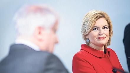 Ministerin Julia Klöckner (CDU) mit Horst Seehofer (CSU). 