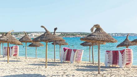 Große Leere. Nicht nur auf Deutschlands liebster Ferieninsel, Mallorca, waren und sind wegen der Corona-Pandemie viele Sonnenliegen frei. 